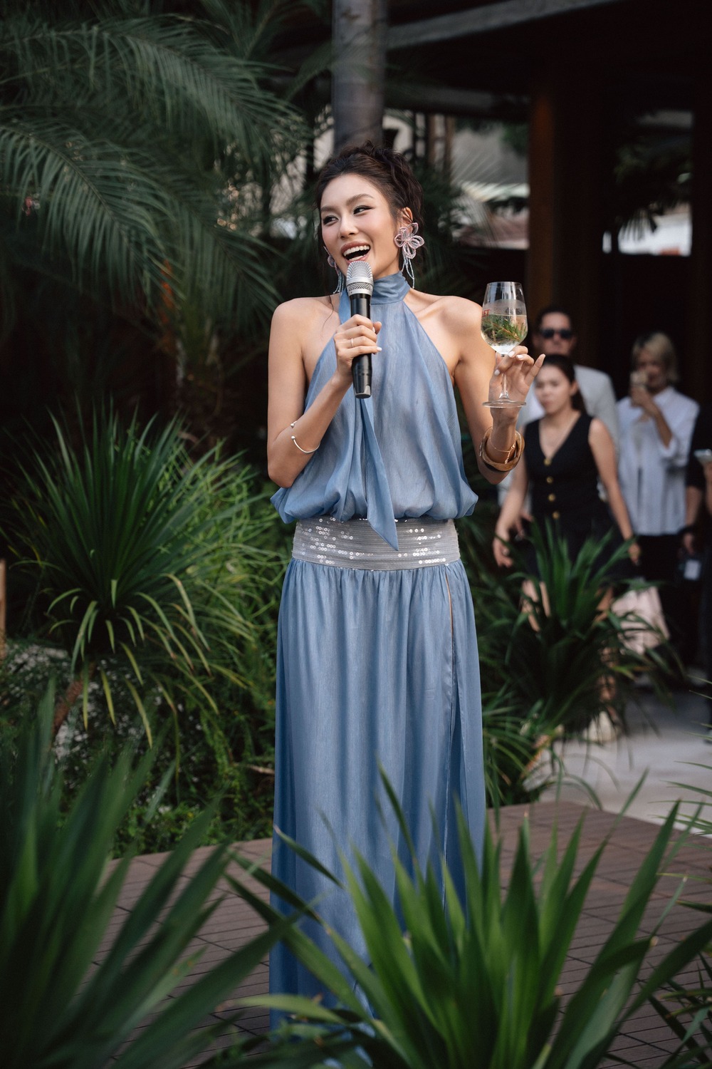 Á hậu Thảo Nhi Lê tái xuất với show diễn “giờ vàng”, biến bờ sông Sài Gòn thành sàn runway