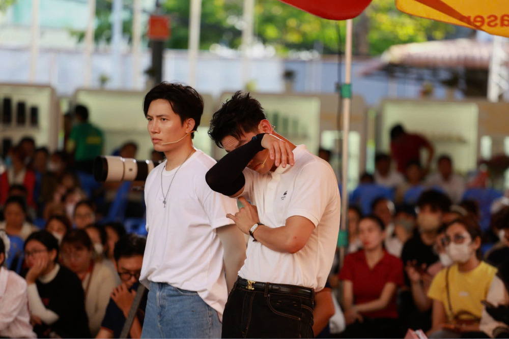 Song Luân, Anh Tú bán bánh gây quỹ, thu gần 30 triệu đồng hỗ trợ hoàn cảnh khó khăn