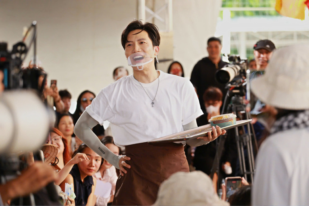 Song Luân, Anh Tú bán bánh gây quỹ, thu gần 30 triệu đồng hỗ trợ hoàn cảnh khó khăn