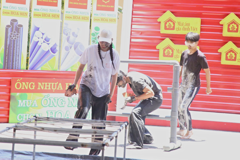 Song Luân, Anh Tú bán bánh gây quỹ, thu gần 30 triệu đồng hỗ trợ hoàn cảnh khó khăn