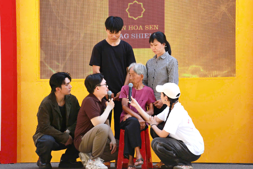 Song Luân, Anh Tú bán bánh gây quỹ, thu gần 30 triệu đồng hỗ trợ hoàn cảnh khó khăn