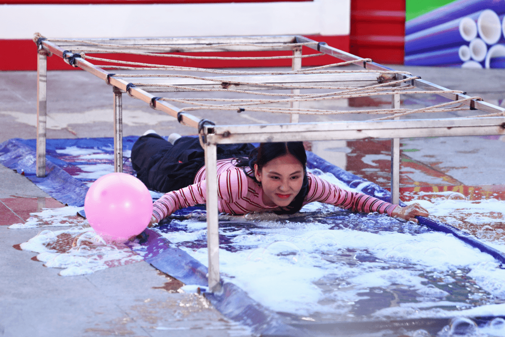 MC Thanh Thảo, Trương Đình Hoàng, Mai Phương xúc động trước hoàn cảnh người phụ nữ tần tảo lo cho chồng bệnh cùng 3 con thơ