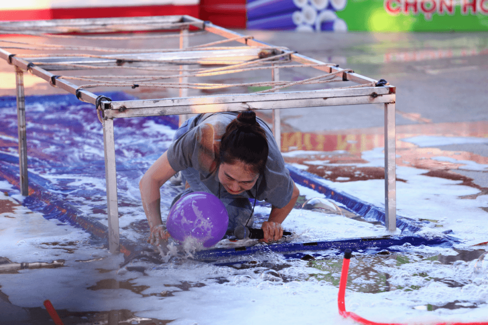 MC Thanh Thảo, Trương Đình Hoàng, Mai Phương xúc động trước hoàn cảnh người phụ nữ tần tảo lo cho chồng bệnh cùng 3 con thơ