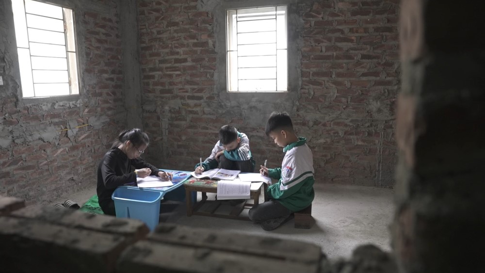 NSƯT Đức Khuê và diễn viên Thanh Hương xúc động trước hình ảnh những người mẹ gồng gánh nuôi con sau khi chồng mất