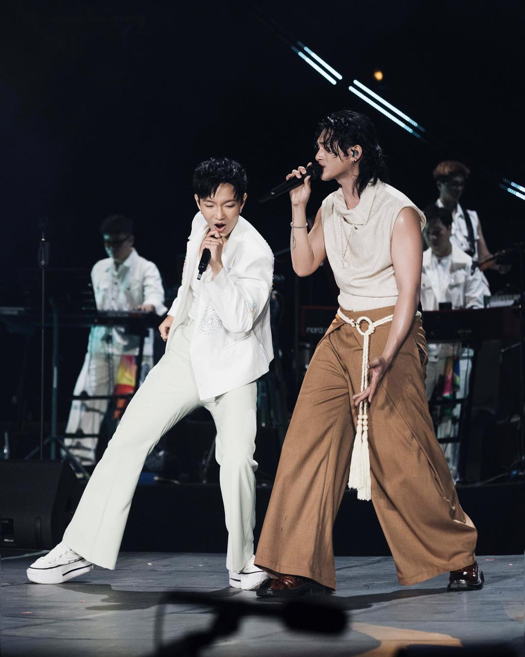 GREY D và Hoàng Dũng “song kiếm hợp bích”: Lần đầu live Mới Hôm Qua gây sốt, 10 nghìn người hò reo không ngớt 