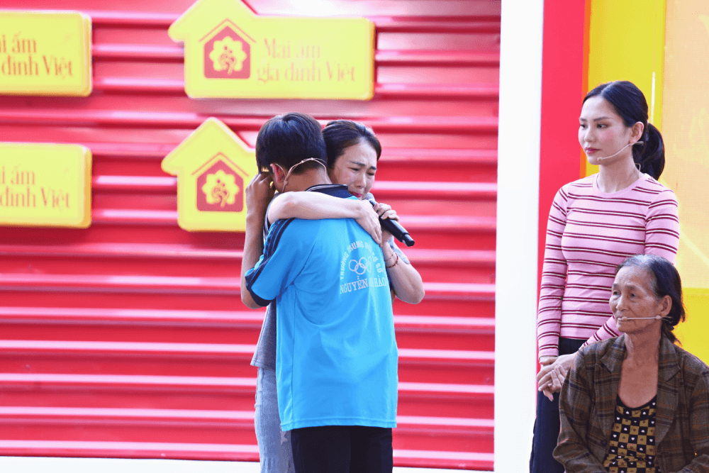 Thanh Thảo, Mai Phương, Trương Đình Hoàng nghẹn lòng trước nghị lực của các em nhỏ kém may mắn
