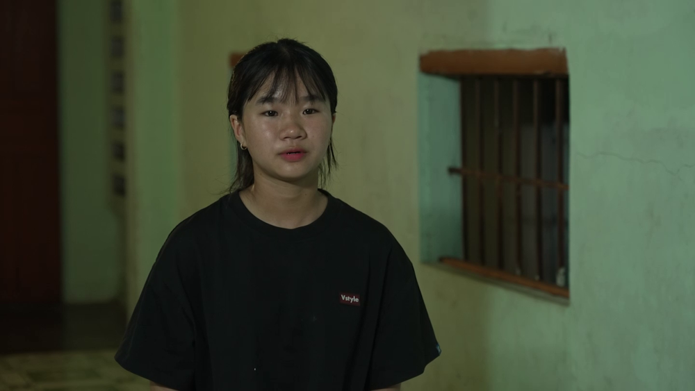 Vợ chồng Cris Phan – Mai Quỳnh Anh đau lòng trước cảnh hai cô bé mồ côi nương tựa nhau trong căn nhà cũ của cha mẹ để lại