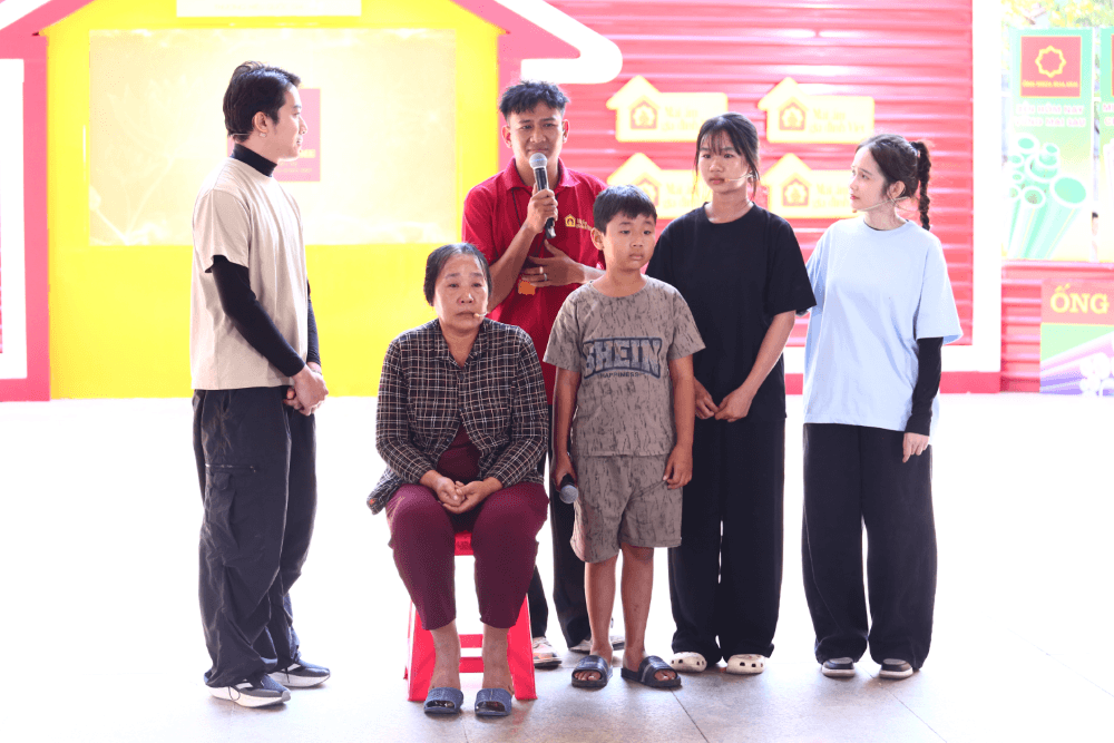 Vợ chồng Cris Phan – Mai Quỳnh Anh đau lòng trước cảnh hai cô bé mồ côi nương tựa nhau trong căn nhà cũ của cha mẹ để lại