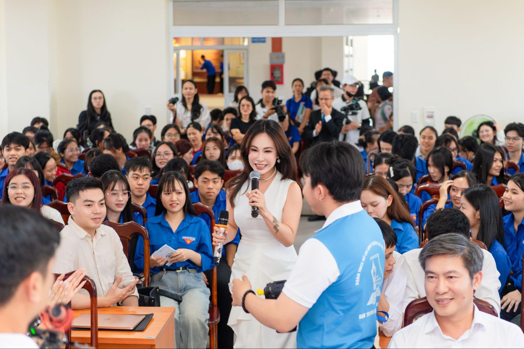 Uyên Linh thắp lửa cảm hứng tại Đại học Tây Nguyên, gửi gắm thông điệp kỷ luật và yêu thương đến sinh viên