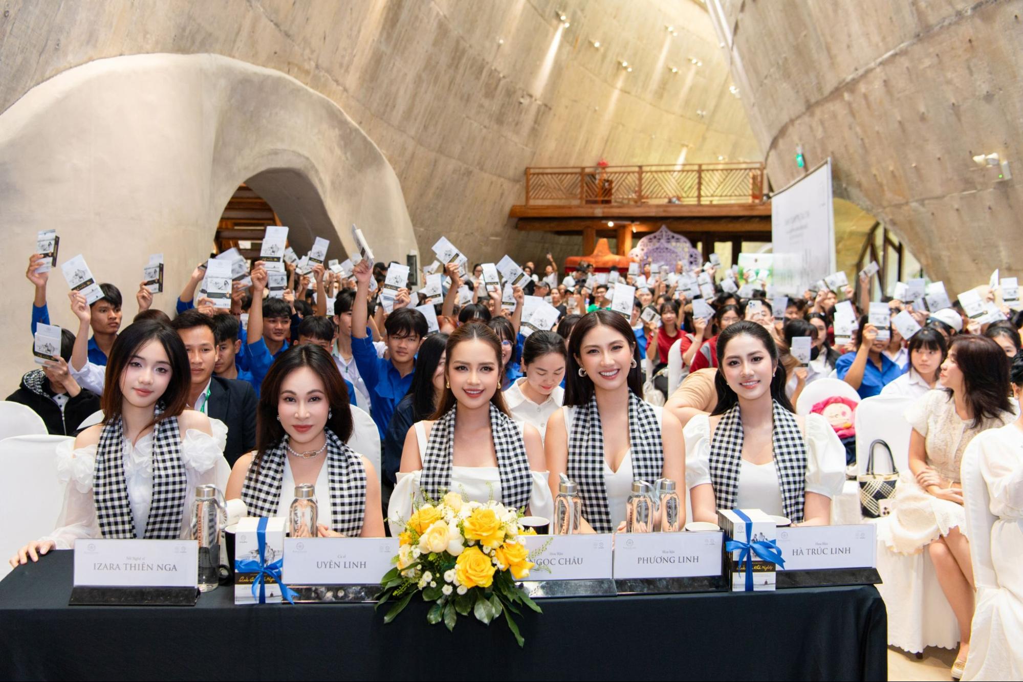 Uyên Linh thắp lửa cảm hứng tại Đại học Tây Nguyên, gửi gắm thông điệp kỷ luật và yêu thương đến sinh viên