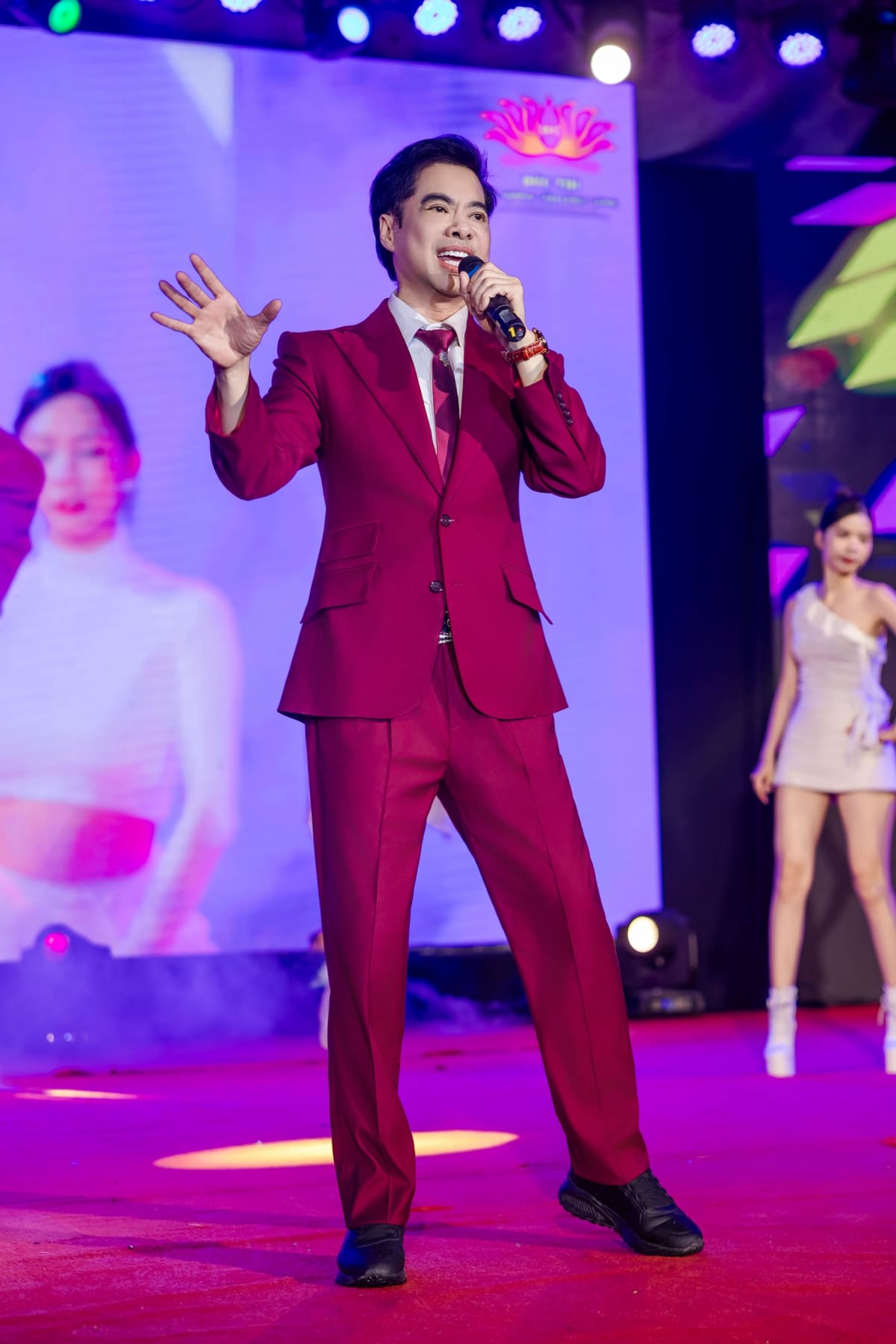 Ngọc Sơn mang bánh kem lên sân khấu, 10.000 khán giả hát mừng sinh nhật Phương Thanh lúc nửa đêm