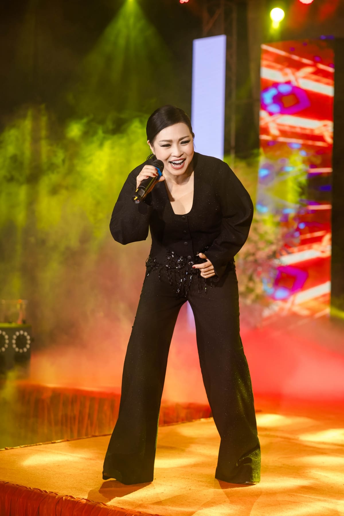 Ngọc Sơn mang bánh kem lên sân khấu, 10.000 khán giả hát mừng sinh nhật Phương Thanh lúc nửa đêm