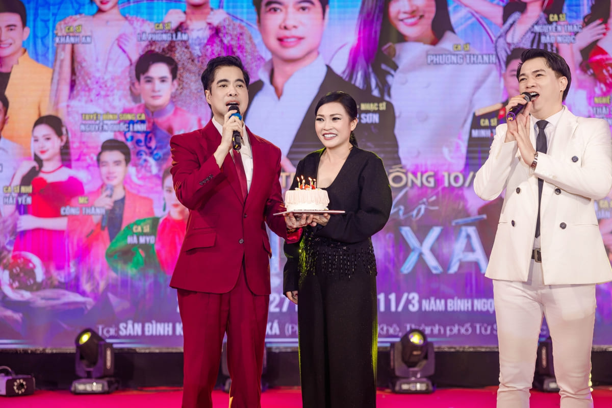 Ngọc Sơn mang bánh kem lên sân khấu, 10.000 khán giả hát mừng sinh nhật Phương Thanh lúc nửa đêm