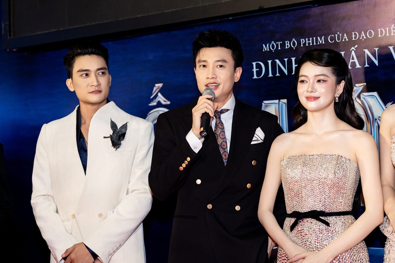 “Ốc mượn hồn” ra mắt hoành tráng, gần nửa showbiz Việt đội mưa đến ủng hộ Tiểu Vy - Quốc Trường
