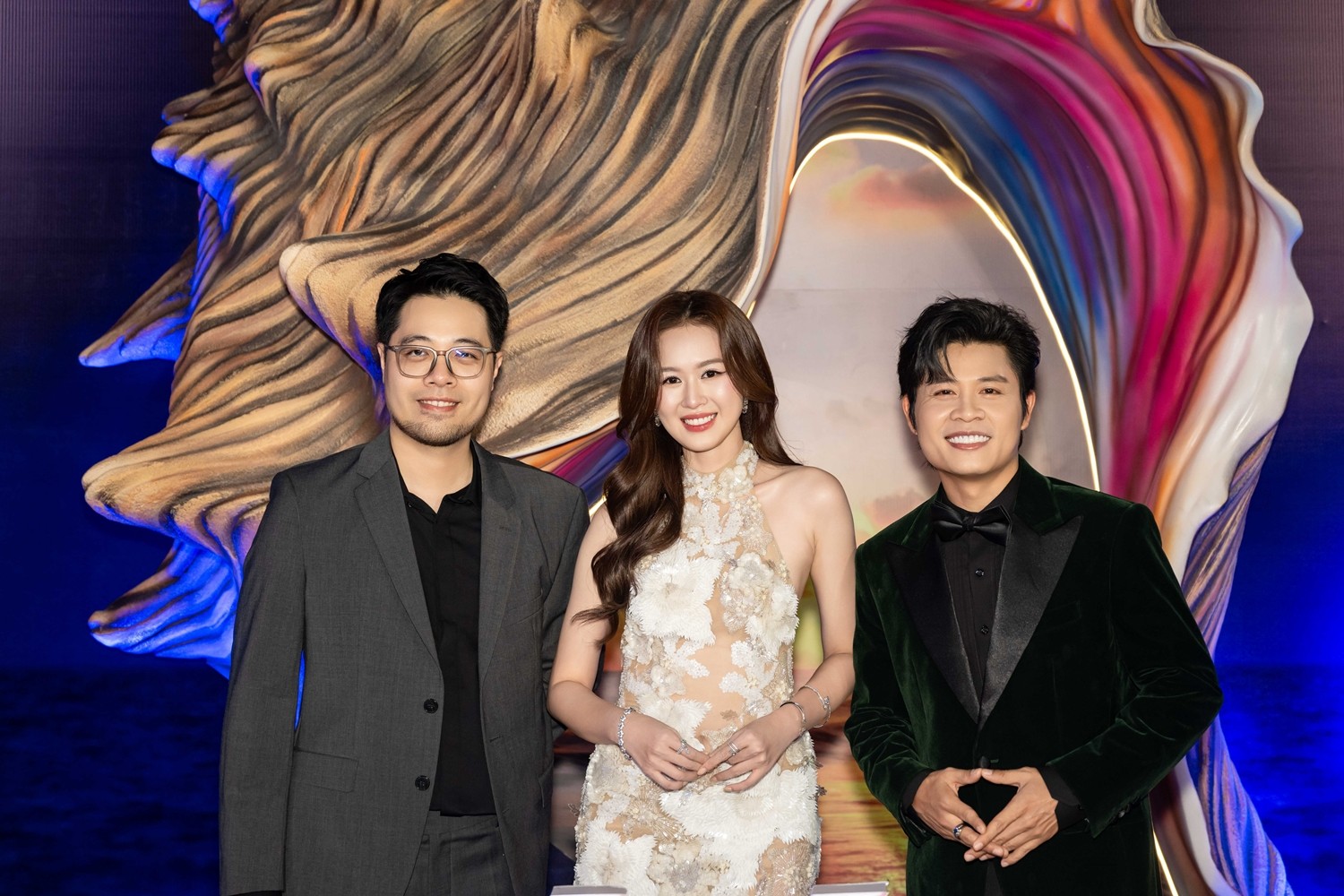 “Ốc mượn hồn” ra mắt hoành tráng, gần nửa showbiz Việt đội mưa đến ủng hộ Tiểu Vy - Quốc Trường