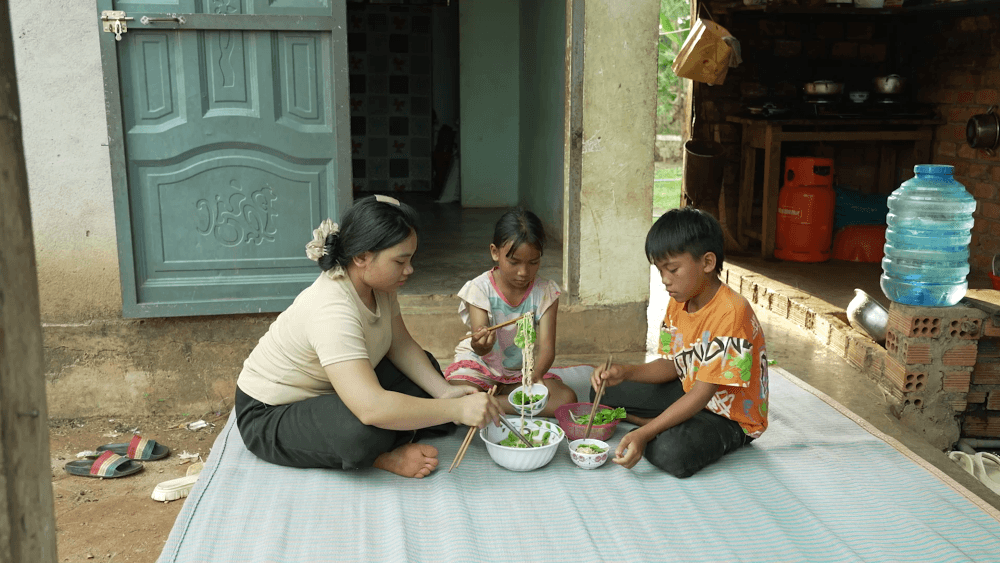 Ốc Thanh Vân, GiGi Hương Giang và Hưng Nguyễn nghẹn lòng trước cô bé 16 tuổi nghỉ học, thay cha mẹ nuôi hai em nhỏ mồ côi