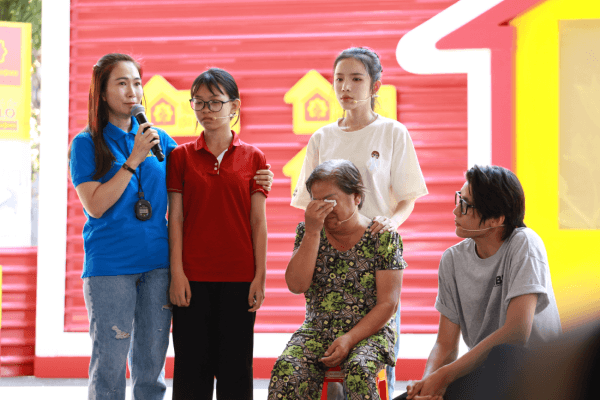 Thanh Thảo, LyLy và Vĩnh Đam nghẹn ngào trước tuổi thơ thiếu vắng cha mẹ của những em nhỏ lớn lên trong vòng tay bà ngoại