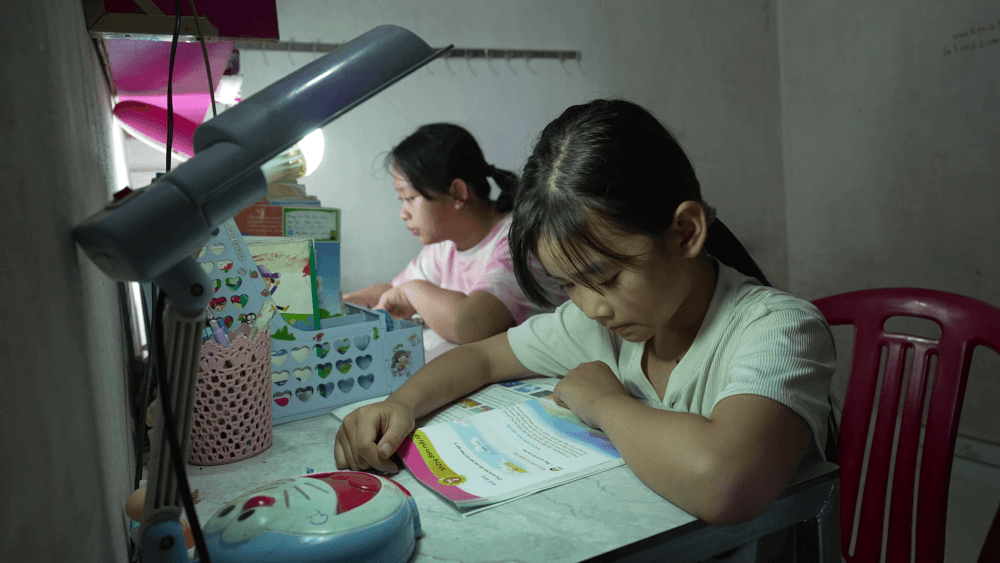 Ốc Thanh Vân, GiGi Hương Giang và Hưng Nguyễn nghẹn lòng trước cô bé 16 tuổi nghỉ học, thay cha mẹ nuôi hai em nhỏ mồ côi