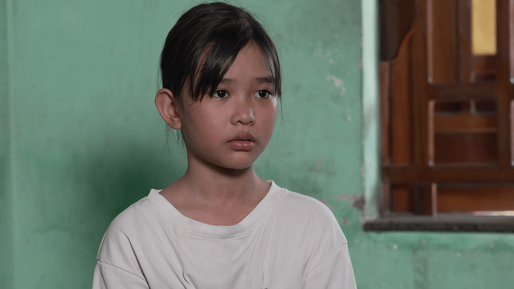 Ốc Thanh Vân, GiGi Hương Giang và Hưng Nguyễn nghẹn lòng trước cô bé 16 tuổi nghỉ học, thay cha mẹ nuôi hai em nhỏ mồ côi