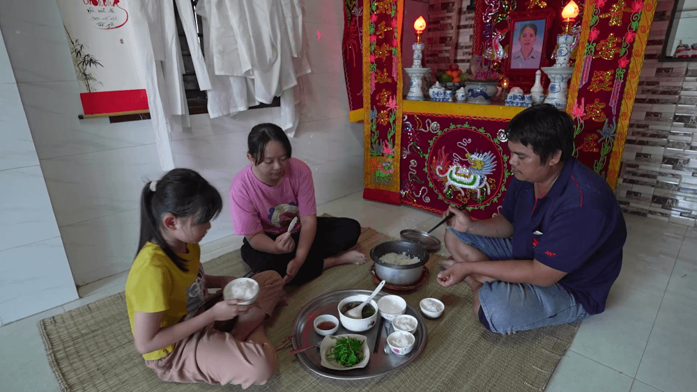 Ốc Thanh Vân, GiGi Hương Giang và Hưng Nguyễn nghẹn lòng trước cô bé 16 tuổi nghỉ học, thay cha mẹ nuôi hai em nhỏ mồ côi