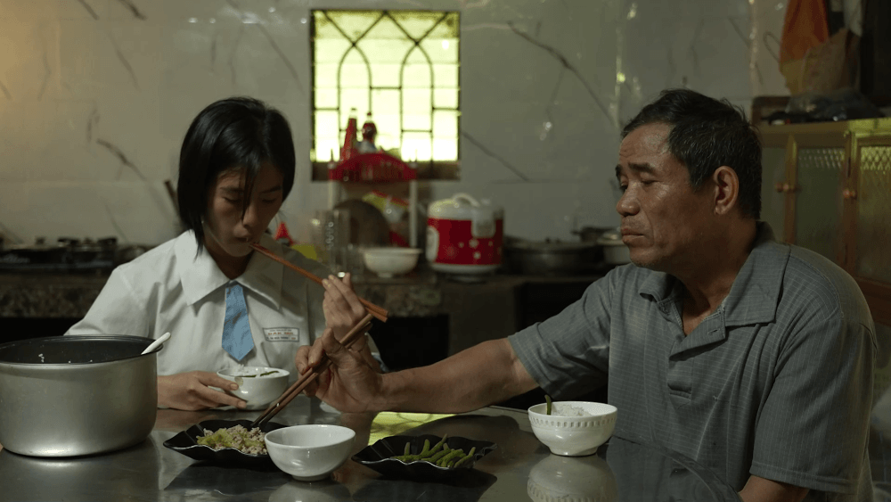 Đại Nghĩa, Phí Phương Anh nghẹn ngào trước cảnh cô bé trò chuyện cùng di ảnh mẹ