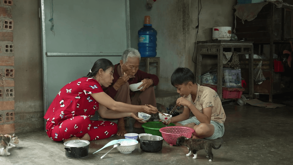 Hơn 200 triệu đồng được trao cho các em nhỏ có hoàn cảnh khó khăn trong Mái ấm gia đình Việt - Tập 187
