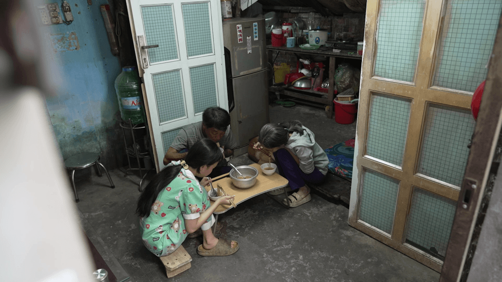 LyLy và Vĩnh Đam lấm lem từ đầu đến chân vẫn quyết không bỏ cuộc vì trẻ em có hoàn cảnh khó khăn
