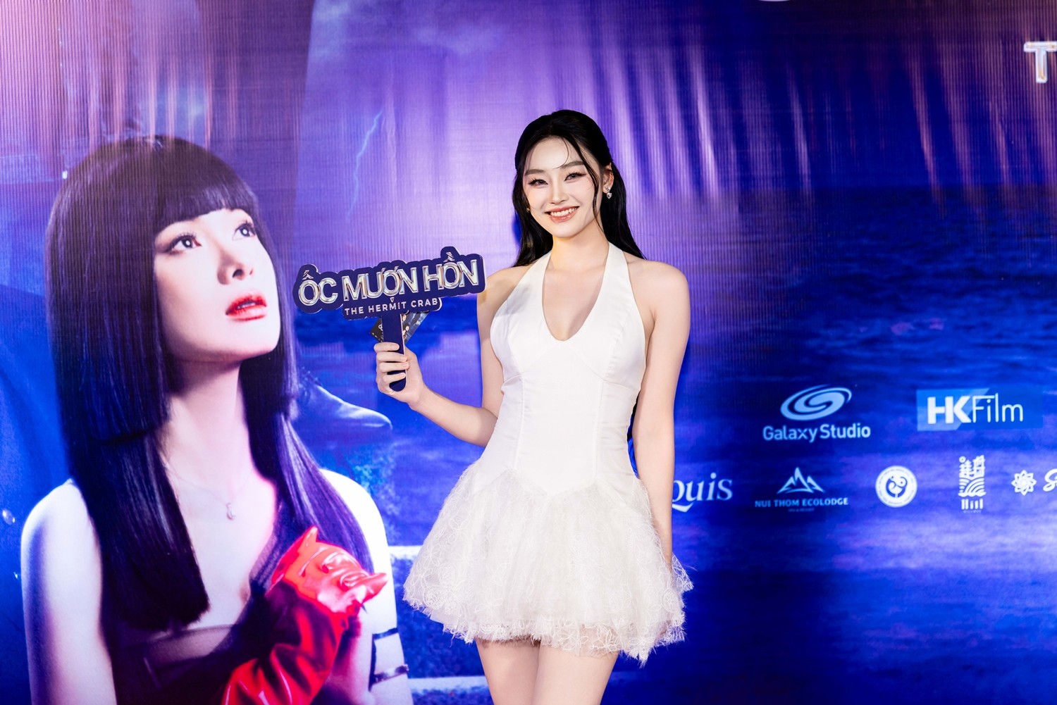 “Ốc mượn hồn” ra mắt hoành tráng, gần nửa showbiz Việt đội mưa đến ủng hộ Tiểu Vy - Quốc Trường
