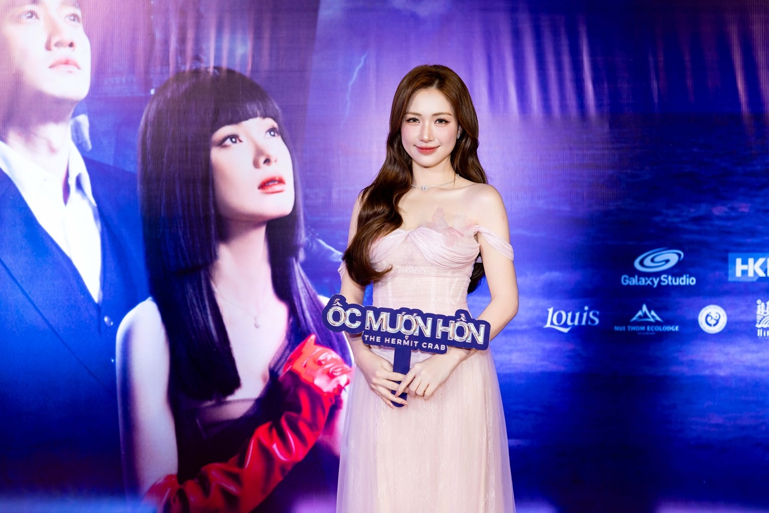 “Ốc mượn hồn” ra mắt hoành tráng, gần nửa showbiz Việt đội mưa đến ủng hộ Tiểu Vy - Quốc Trường