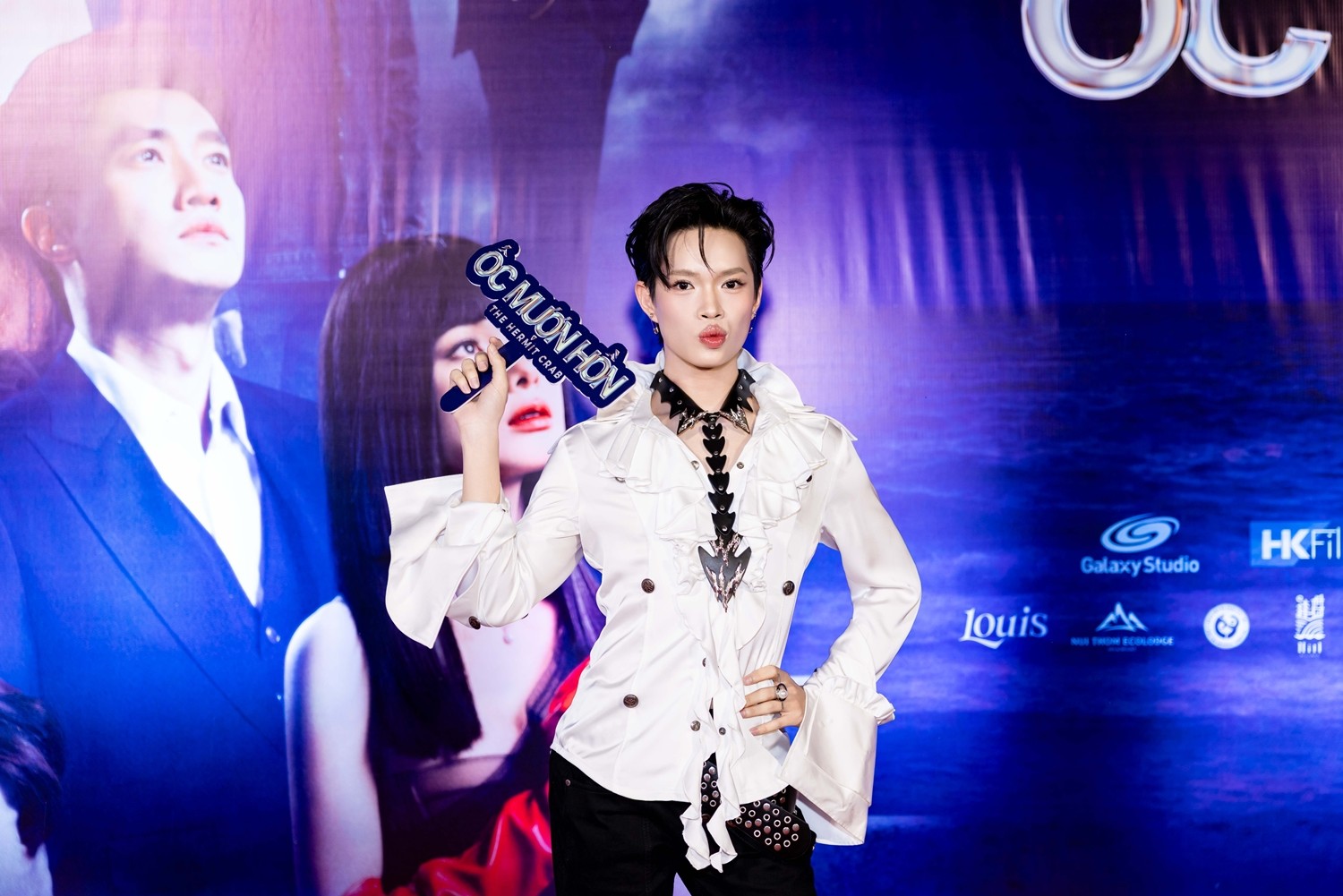 “Ốc mượn hồn” ra mắt hoành tráng, gần nửa showbiz Việt đội mưa đến ủng hộ Tiểu Vy - Quốc Trường