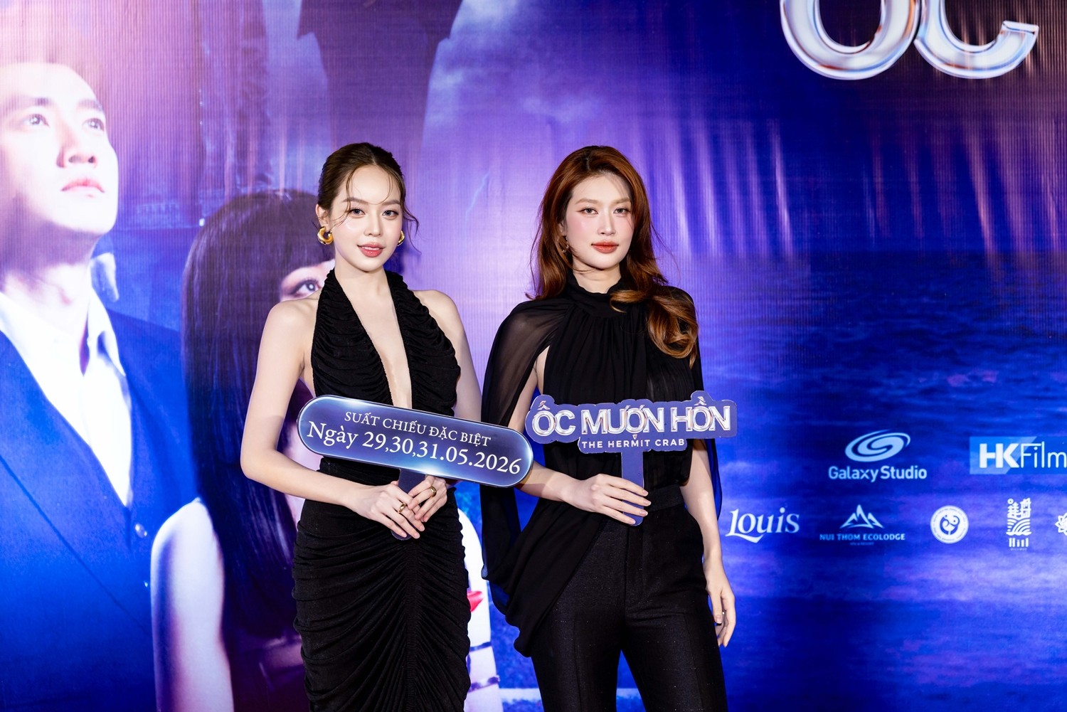“Ốc mượn hồn” ra mắt hoành tráng, gần nửa showbiz Việt đội mưa đến ủng hộ Tiểu Vy - Quốc Trường