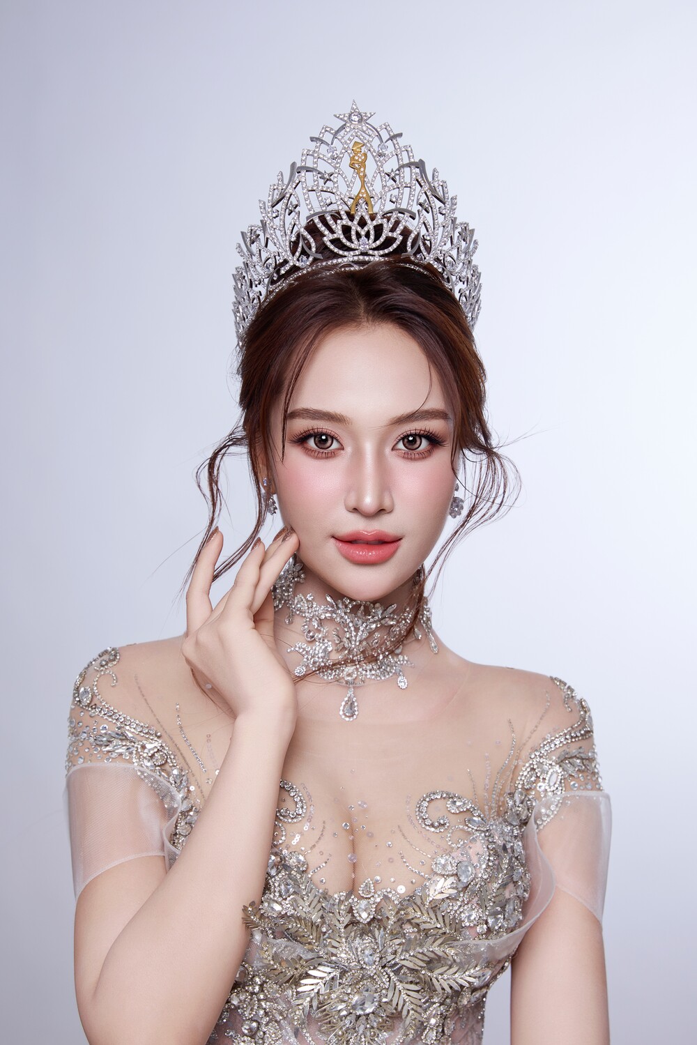 Hoa hậu Võ Cao Kỳ Duyên khoe nhan sắc quyến rũ trước thềm trao lại vương miện
