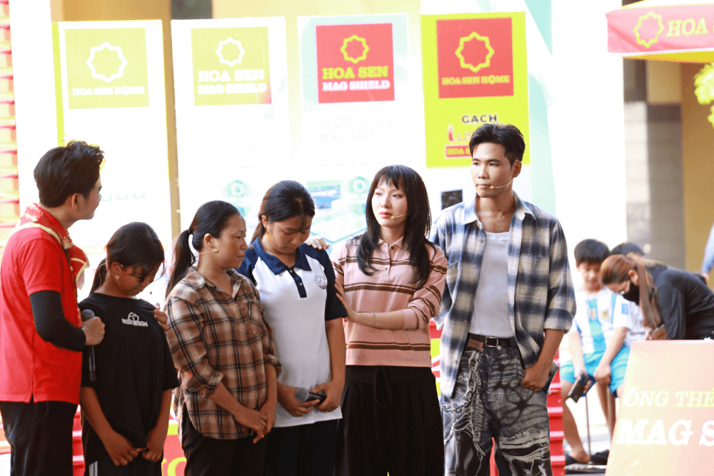 Phúc Du thấy tuổi thơ của chính mình trong câu chuyện cô bé có mẹ bán bánh mì nuôi con