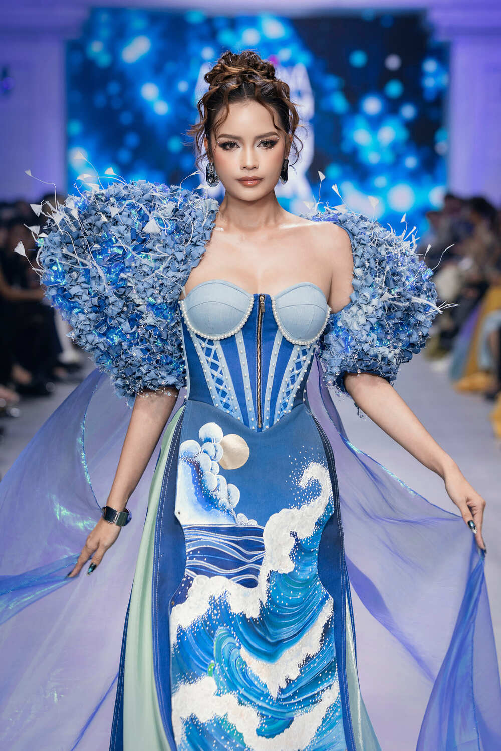 Miss Grand International All Stars 2026 và Hoa hậu Hương Giang hội ngộ trên sàn diễn thời trang