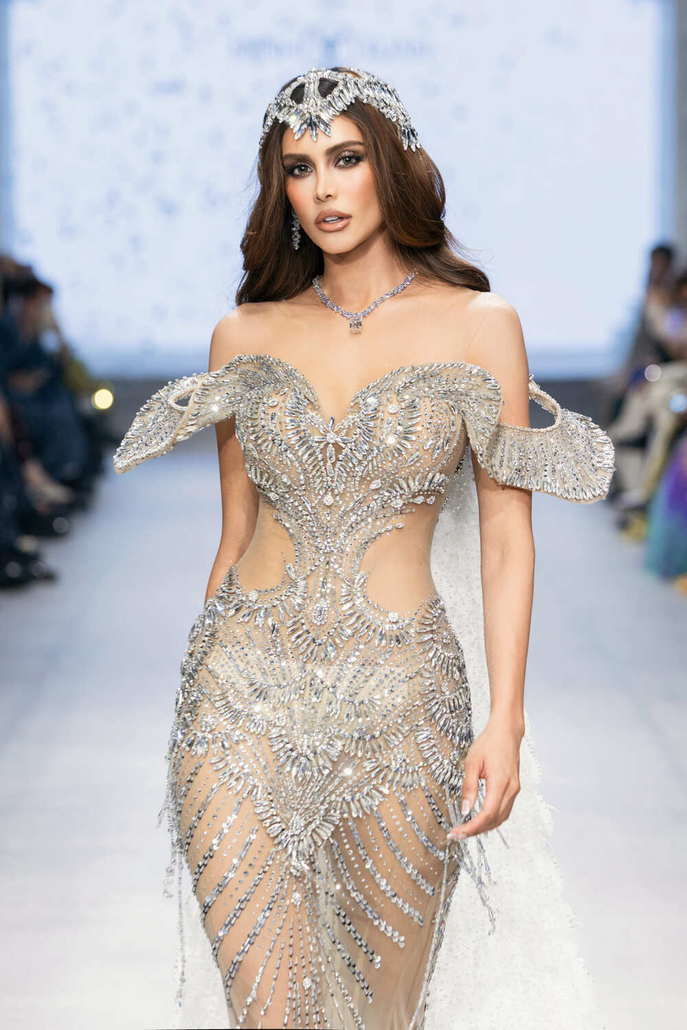 Miss Grand International All Stars 2026 và Hoa hậu Hương Giang hội ngộ trên sàn diễn thời trang