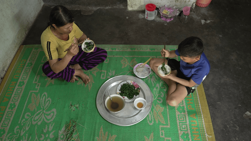 Phúc Du thấy tuổi thơ của chính mình trong câu chuyện cô bé có mẹ bán bánh mì nuôi con