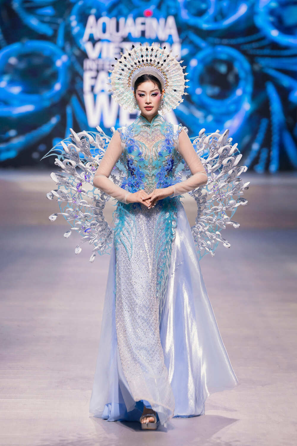 Miss Grand International All Stars 2026 và Hoa hậu Hương Giang hội ngộ trên sàn diễn thời trang