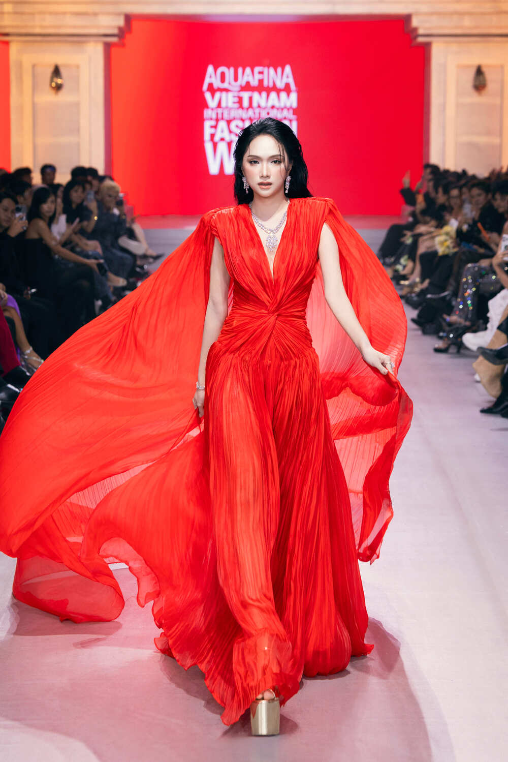 Miss Grand International All Stars 2026 và Hoa hậu Hương Giang hội ngộ trên sàn diễn thời trang