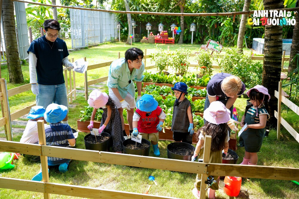 Cody Nam Võ xoay sở chăm 6 em nhỏ