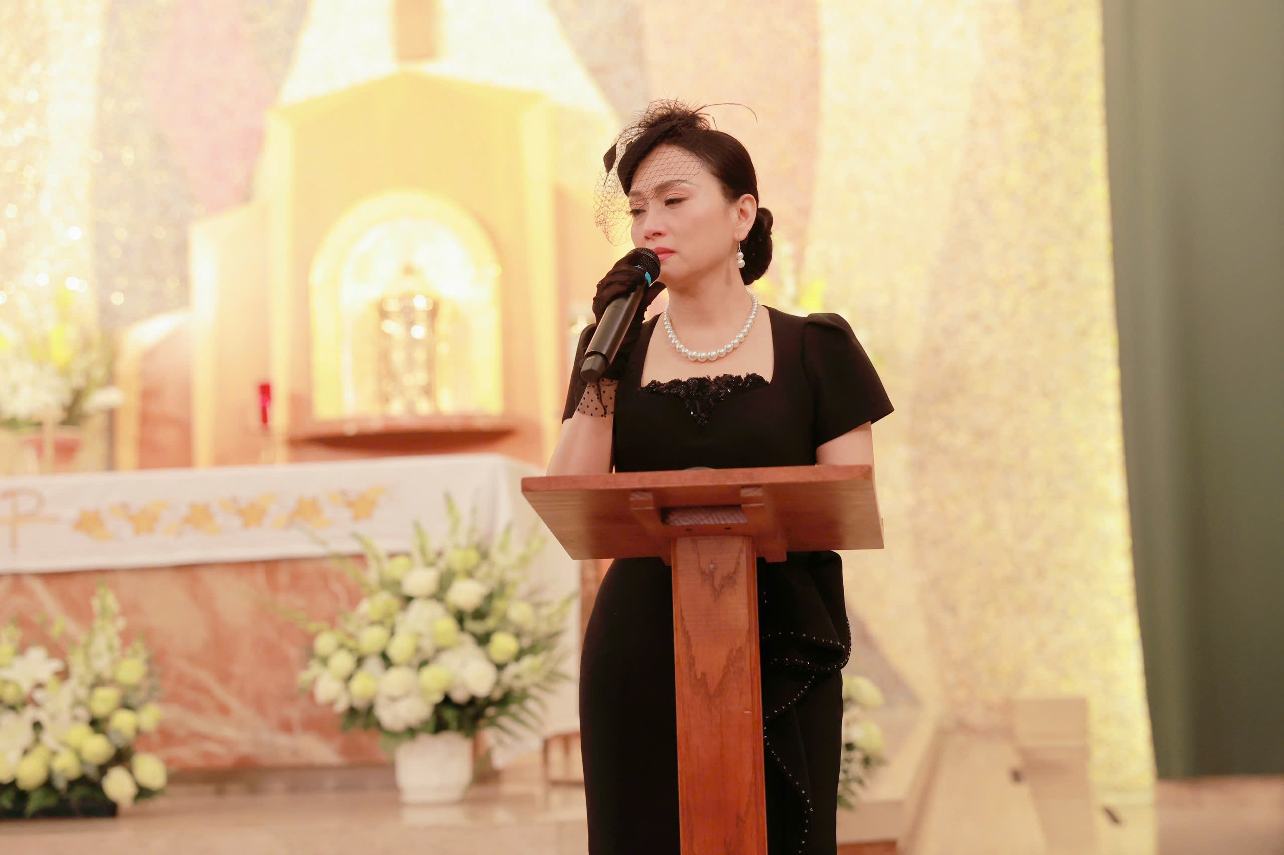 Hơn 26 năm đồng hành, Hà Phương nghẹn ngào nói lời tiễn biệt bầu show Thúy Uyển