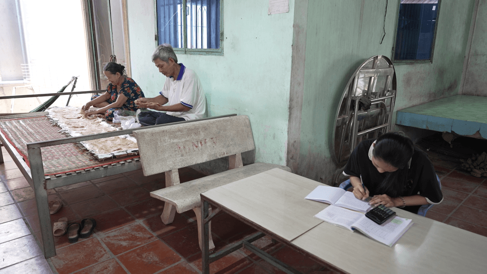 Đại Nghĩa bật khóc, Song Luân và Anh Tú nghẹn ngào trước cô bé mồ côi được ông bà hàng xóm cưu mang suốt hơn 10 năm