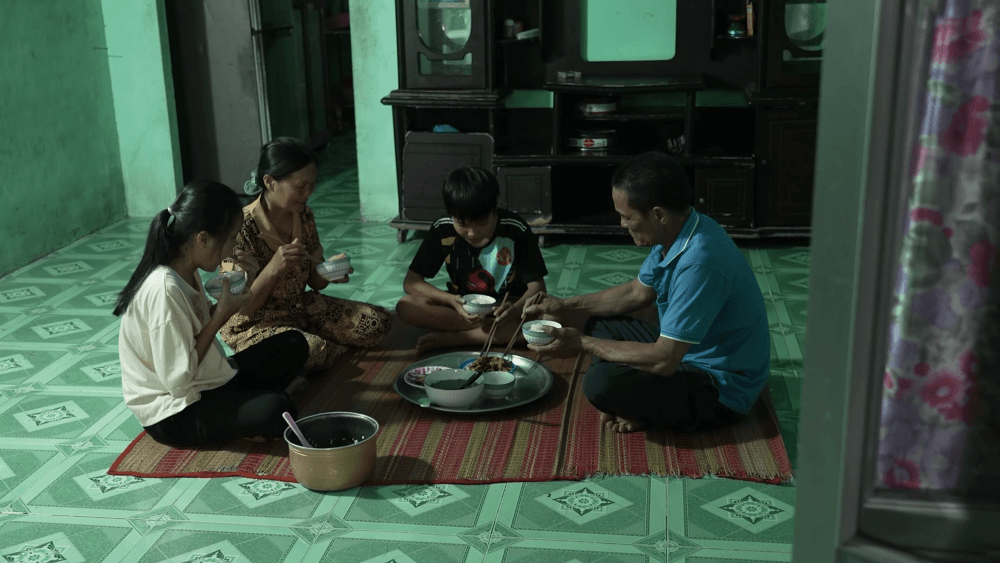 Đại Nghĩa bật khóc, Song Luân và Anh Tú nghẹn ngào trước cô bé mồ côi được ông bà hàng xóm cưu mang suốt hơn 10 năm