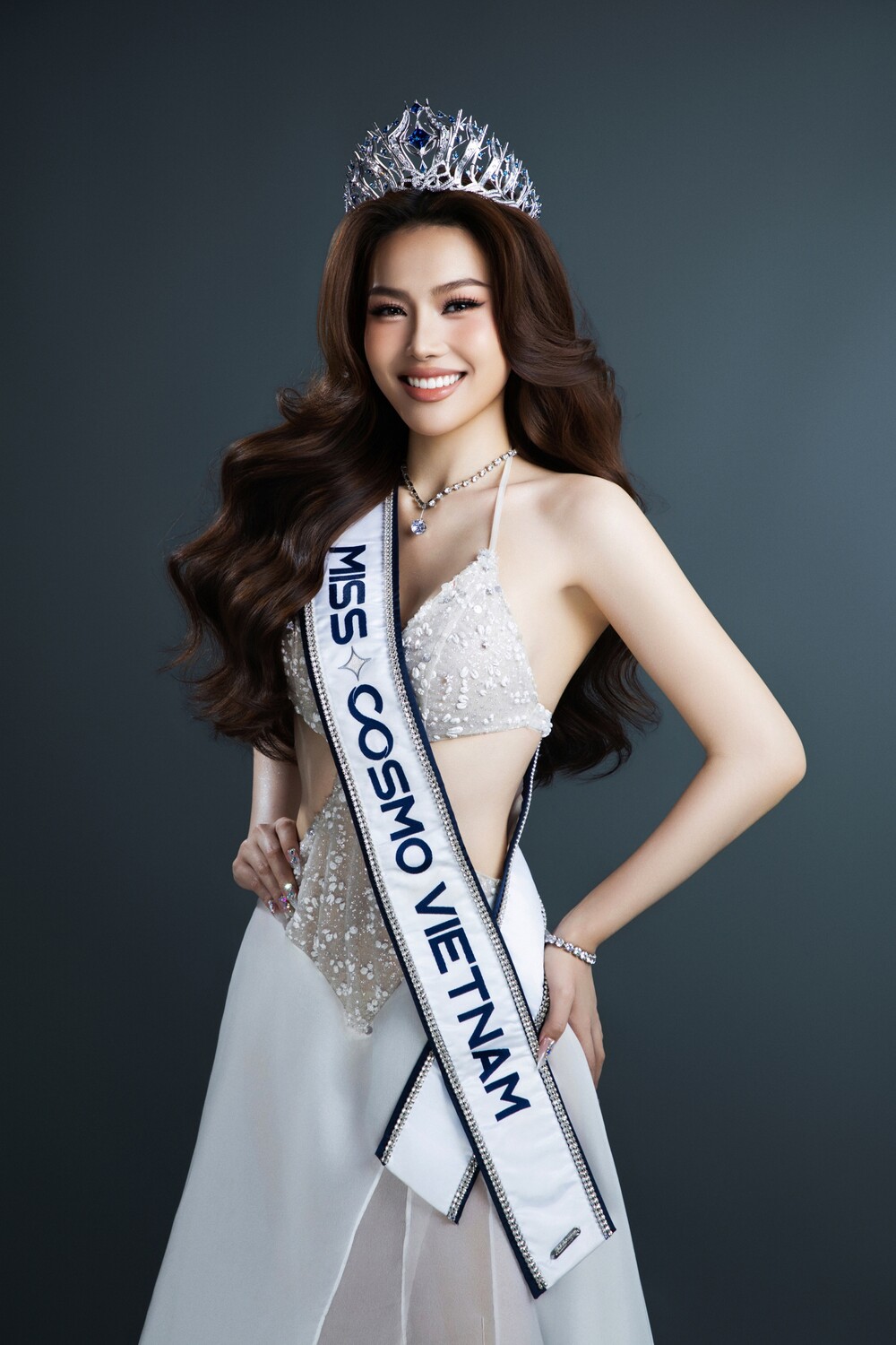 Á hậu Cẩm Ly thi Miss Cosmo 2026