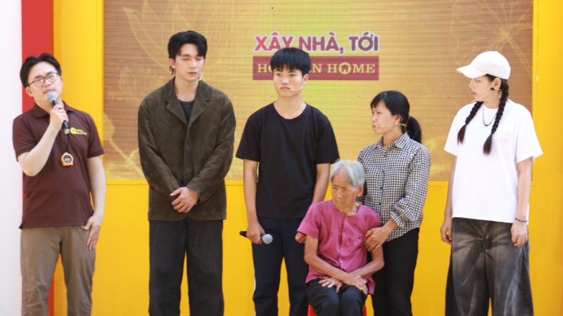 MC Đại Nghĩa bật khóc trước cậu bé sống cùng ông bà gần trăm tuổi và cha mắc bệnh tâm thần