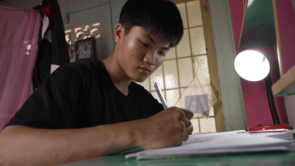 MC Đại Nghĩa bật khóc trước cậu bé sống cùng ông bà gần trăm tuổi và cha mắc bệnh tâm thần