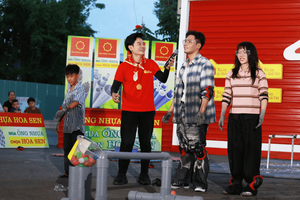 Phúc Du và Mỹ Mỹ vượt thử thách ở “Mái ấm gia đình Việt”, mang về gần 300 triệu đồng cho trẻ em khó khăn