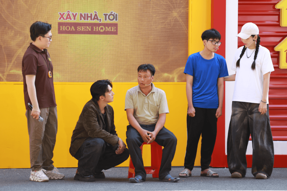 Mái ấm gia đình Việt Ca sĩ Muộii và diễn viên Đỗ Nhật Hoàng nghẹn lòng trước những đứa trẻ trưởng thành quá sớm