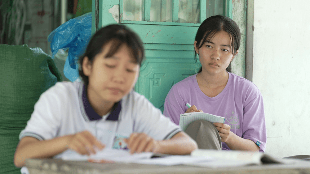 Mái ấm gia đình Việt Ca sĩ Muộii và diễn viên Đỗ Nhật Hoàng nghẹn lòng trước những đứa trẻ trưởng thành quá sớm