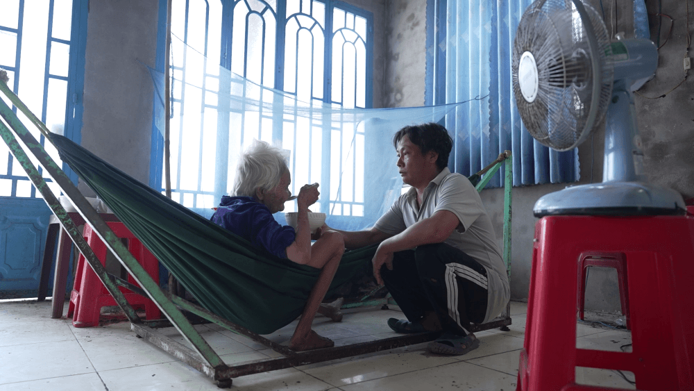 Mái ấm gia đình Việt Ca sĩ Muộii và diễn viên Đỗ Nhật Hoàng nghẹn lòng trước những đứa trẻ trưởng thành quá sớm