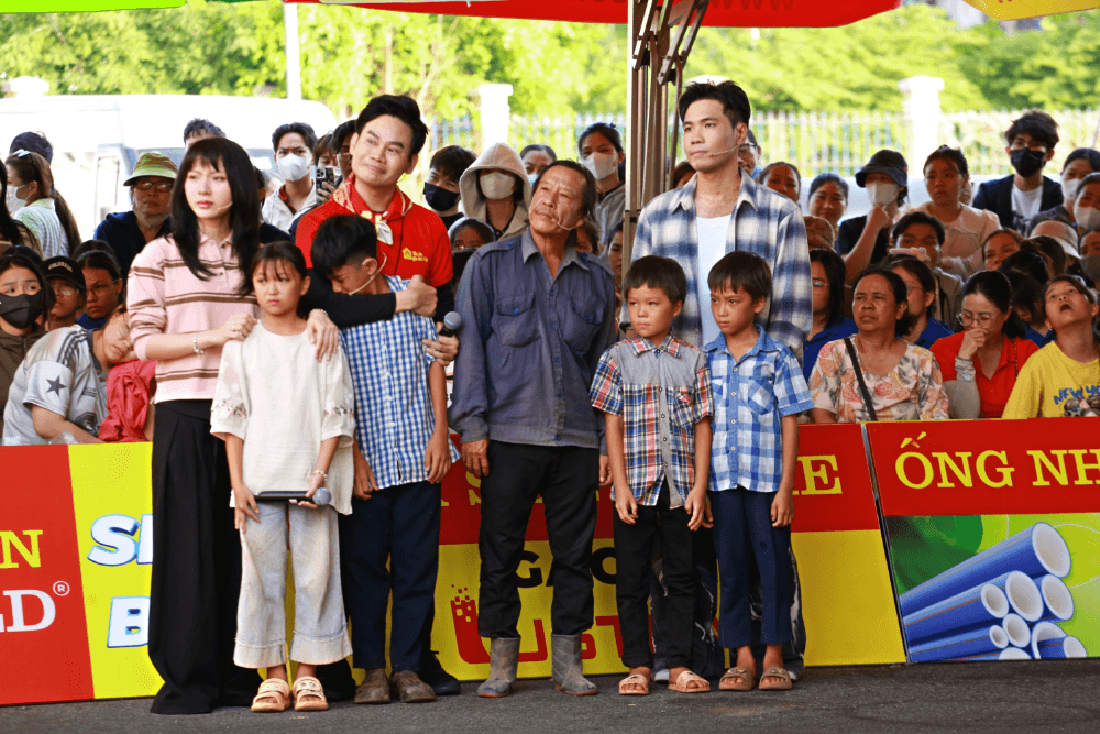 Phúc Du và Mỹ Mỹ vượt thử thách ở “Mái ấm gia đình Việt”, mang về gần 300 triệu đồng cho trẻ em khó khăn